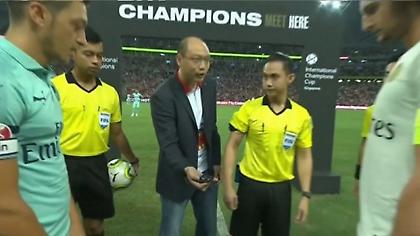 Το είδαμε και αυτό. Πιστωτική κάρτα αντί για κέρμα πριν από τη σέντρα! (video)