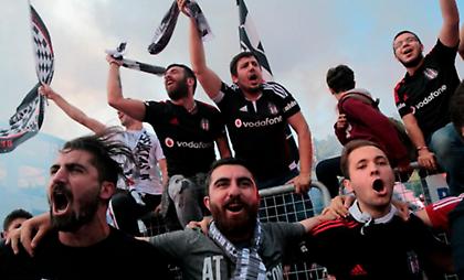 Εκπληκτικό πανό από Μπεσίκτας για Ελλάδα: «Ο πόνος σας δικός μας»