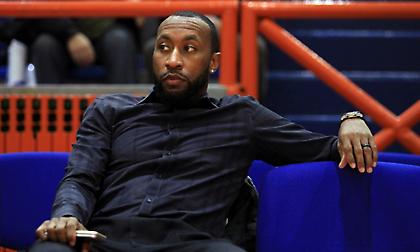 Σκάουτερ στους Σίξερς ο Χόλντεν