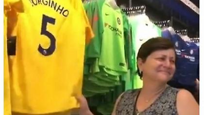 Έκλαψε μπροστά στη φανέλα του Ζορζίνιο η μητέρα του (video)