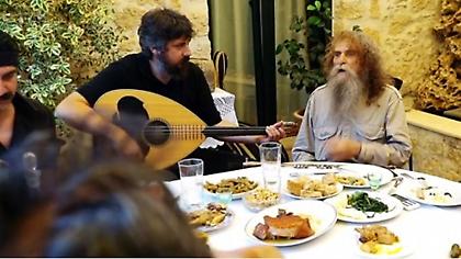 Ο Ψαραντώνης και η «σούπερ γιαγιά» στο επικό τρέιλερ του Ημιμαραθωνίου Κρήτης