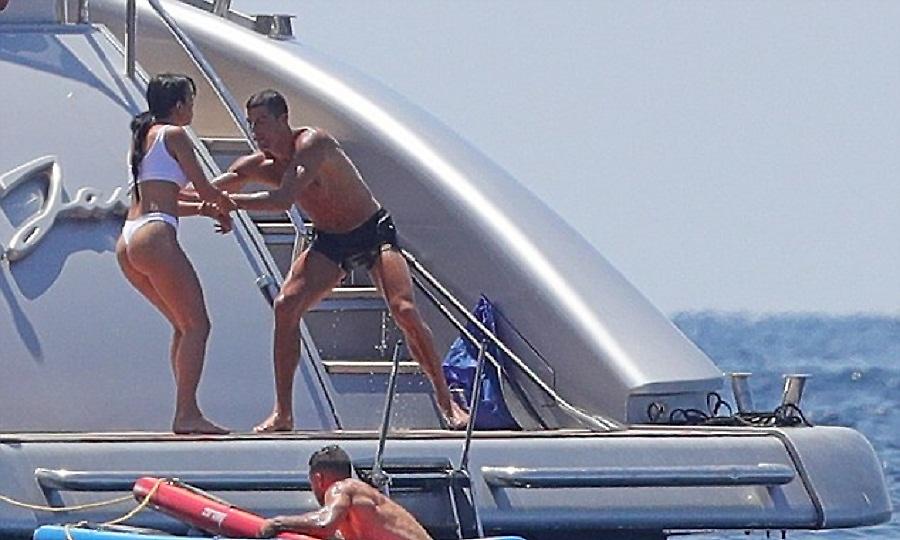 Ο Κριστιάνο ρίχνει τη σέξι Τζoρτζίνα στη θάλασσα (pics)
