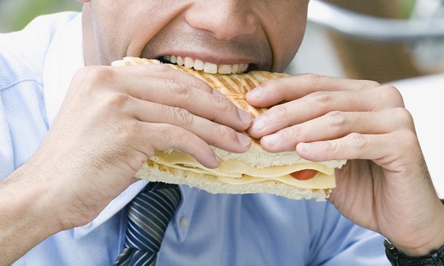 Όταν μασάς αργά το φαγητό σου χάνεις βάρος!