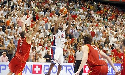 Τζέι Αρ Χόλντεν: Ένας νικητής ετών … 42! (videos)