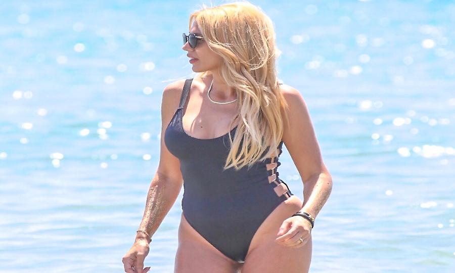 «Κολάζει» η Κωνσταντίνα Σπυροπούλου στην παραλία (pics)