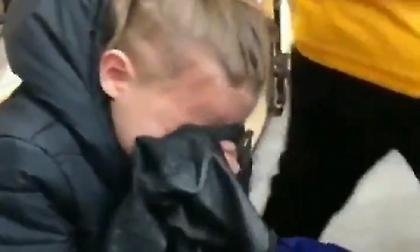 Φοβερή σκηνή: Κοριτσάκι παίρνει τη φανέλα του Ριτσάρλισον και κλαίει με λυγμούς (video)