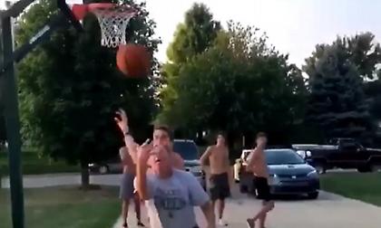 «Γλέντι» ηλικιωμένου μπασκετμπολίστα σε νεαρό (video)