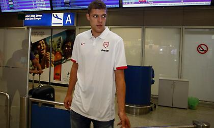 Στην Αθήνα ο Βεζένκοφ: «Όταν σε θέλουν Ολυμπιακός και Μπλατ…» (video/pics)