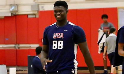 «Τρέλα»: Δύο ρούκι του Ντιούκ καρφώνουν από τη… γραμμή των βολών! (video)