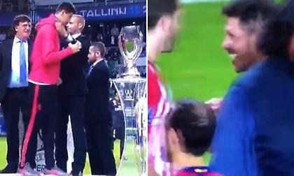 Ο Σιμεόνε «έσκασε» στα γέλια όταν ο Κουρτουά παρέλαβε το μετάλλιό του στο Σούπερ Καπ! (pics/video)