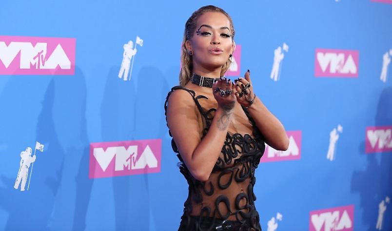 Σχεδόν γυμνή στα βραβεία του MTV η Ρίτα Όρα (pics)