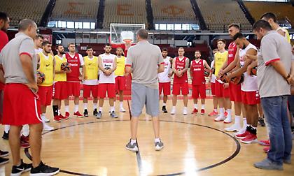 Ο Μπάμπης Χριστόγλου στην πρώτη προπόνηση του Ολυμπιακού στο ΣΕΦ (video)