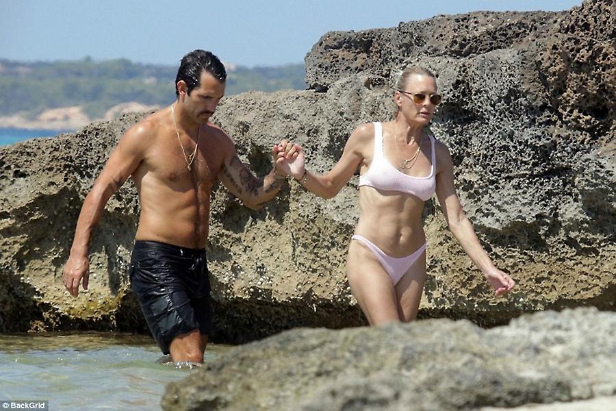 Εντυπωσιακή η κυρία... Άντεργουντ με μπικίνι (pics)