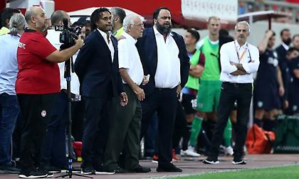 Κατέβηκε στον πάγκο του Ολυμπιακού ο Μαρινάκης (pics)