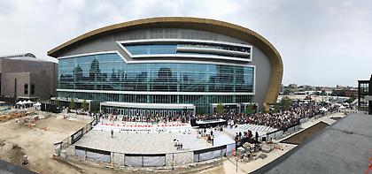 Αποθέωσε Γιάννη ο ιδιοκτήτης των Μπακς στα εγκαίνια του νέου γηπέδου