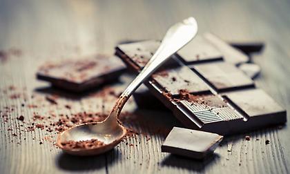 6 σοβαροί λόγοι για να βάλετε στη ζωή σας τη μαύρη σοκολάτα