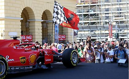 Το σόου της Φεράρι μέσα στο Μιλάνο (pics)