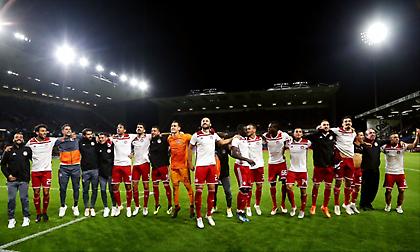 Οι πανηγυρισμοί των παικτών του Ολυμπιακού με τους εκδρομείς οπαδούς στο Μπέρνλι (video)