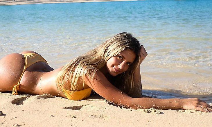 Σούπερ αποκαλυπτική η σύντροφος του Τσιτσαρίτο στη Μύκονο (pics)