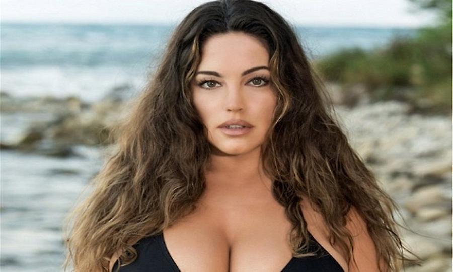 Kelly Brook: Ποζάρει τόπλες για το ημερολόγιο του 2019