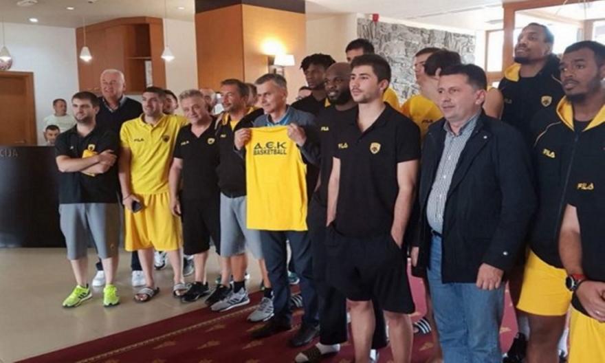 Δέχθηκε… επισκέψεις η αποστολή της ΑΕΚ (pics)