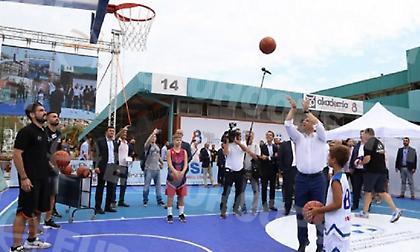 Ο Πρωθυπουργός Αλέξης Τσίπρας έπαιξε μπάσκετ στη ΔΕΘ (pics/video)