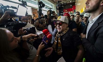 Έριξε «άκυρο» σε οπαδό ο Μαραντόνα και προκάλεσε αρνητικά σχόλια (video)