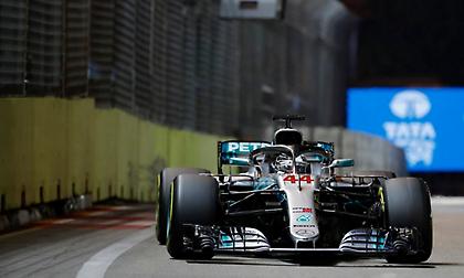 Δεν κρατιέται ο Χάμιλτον, πρώτος και στη Σιγκαπούρη