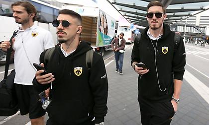 Κλικ από την άφιξη της ΑΕΚ στο Άμστερνταμ