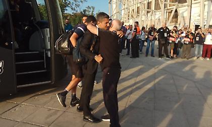 Η υποδοχή του Ιβάν Σαββίδη στην αποστολή του ΠΑΟΚ (pics)