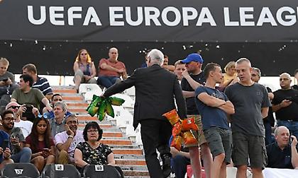 Ο πρόεδρος της Τσέλσι μοίρασε πατατάκια σε οπαδούς των «μπλε» στην Τούμπα (pics)