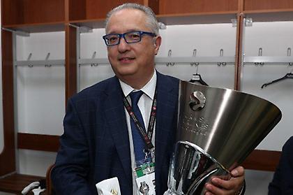 Φενερμπαχτσέ: Έκπληξη με τούρτα στον εορτάζοντα Γκεραρντίνι (video)