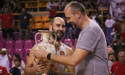 Ολυμπιακός: Η αγκαλιά Σπανούλη-Ράτζα και το… τρόπαιο! (photos-video)