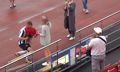 Γκολ και... πρόταση γάμου