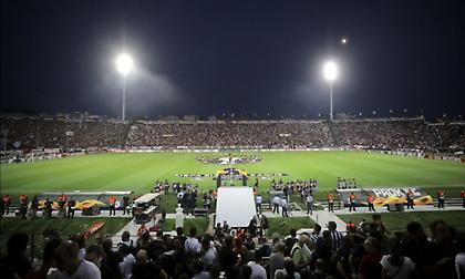 Ένταση με την αστυνομία και μολότοφ έξω από την Τούμπα!