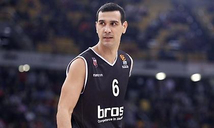 Νίκος Ζήσης: Περπατάει πάνω σε… σπασμένα γυαλιά για προπόνηση (pic)