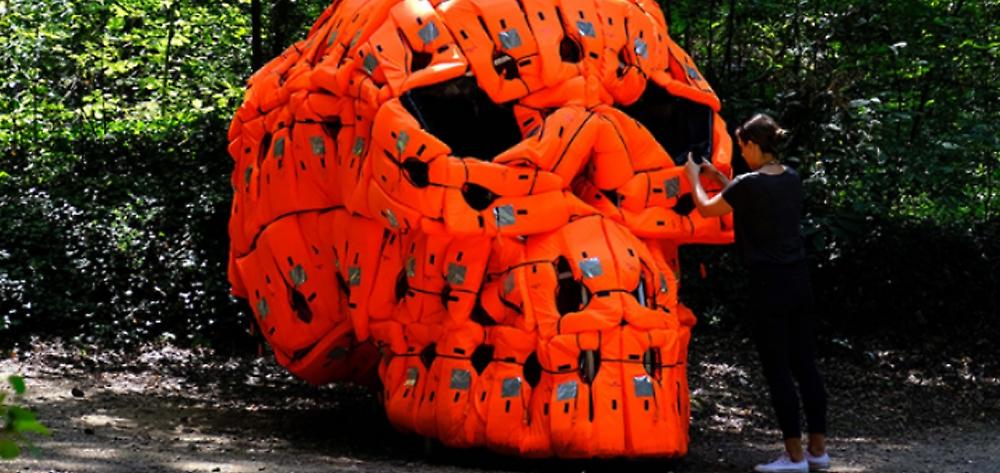 Μια νεκροκεφαλή από σωσίβια για πρόσφυγες