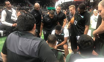 Έκανε τον… προπονητή στους Μπακς ο Αντετοκούνμπο! (pic)