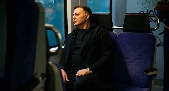 «Κάνε χιλιοστά τα χιλιόμετρα»: Το νέο τραγούδι του Νίκου Μακρόπουλου (Official Video Clip)