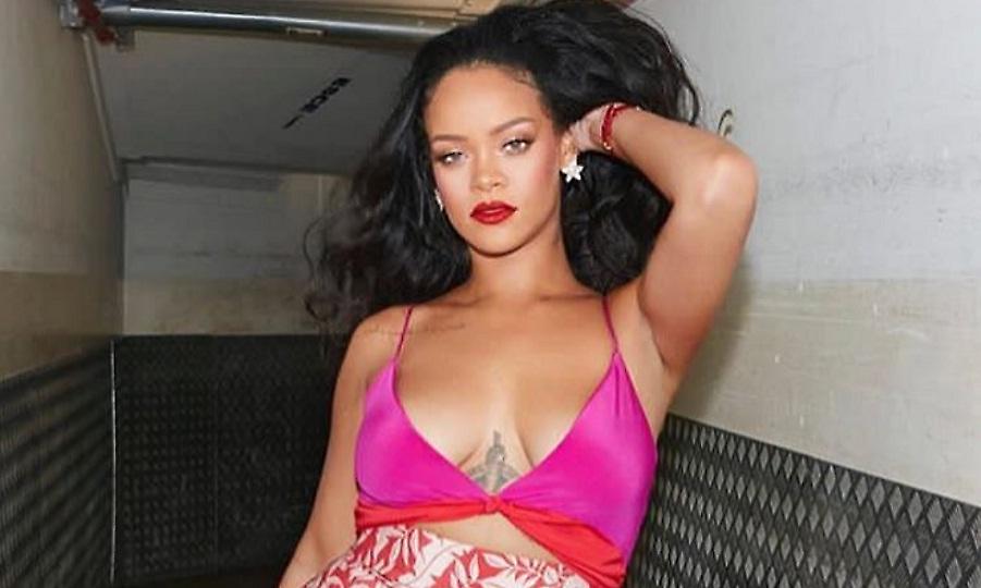 Σούπερ σέξι εμφάνιση από τη Rihanna (pics)