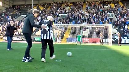 Απίθανο βίντεο: 94χρονος με άνοια σκοράρει στο γήπεδο της Νοτς Κάουντι