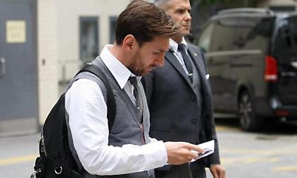 Τα νέα… στιλάτα κοστούμια της αποστολής της Μπαρτσελόνα (pics, video)