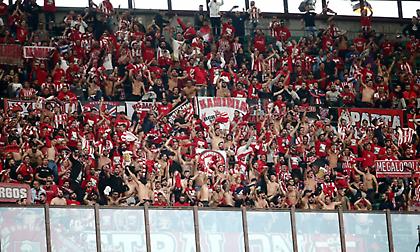 Η δυναμική παρουσία των οπαδών του Ολυμπιακού στο «Σαν Σίρο» (pics)