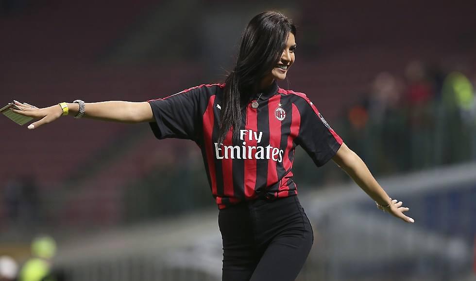 Η σέξι οπαδός της Μίλαν που τρέλανε τους Ολυμπιακούς (pics)