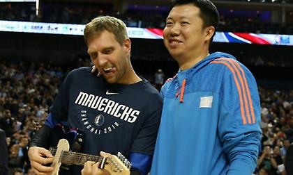 Και... δώρο μια ηλεκτρική κιθάρα στον Νοβίτσκι! (video)