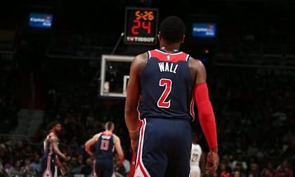 Απάντησε στους επικριτές ο Τζον Ουόλ: «Απολαμβάνω τη ζωή, δεν θα κάθομαι σπίτι»