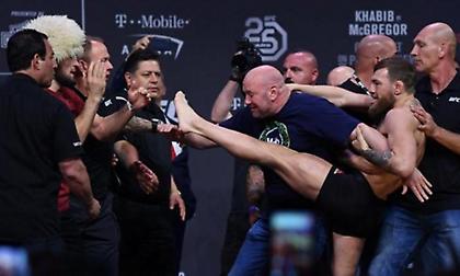 Απίστευτο σκηνικό: Ο ΜακΓκρέγκορ πήγε να κλωτσήσει τον Νουρμαγκομέντοφ στη ζύγιση! (video)