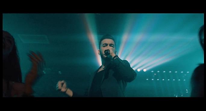 Ο Κωνσταντίνος Κουφός δηλώνει «Γνήσιο αρσενικό» (Official Music Video)