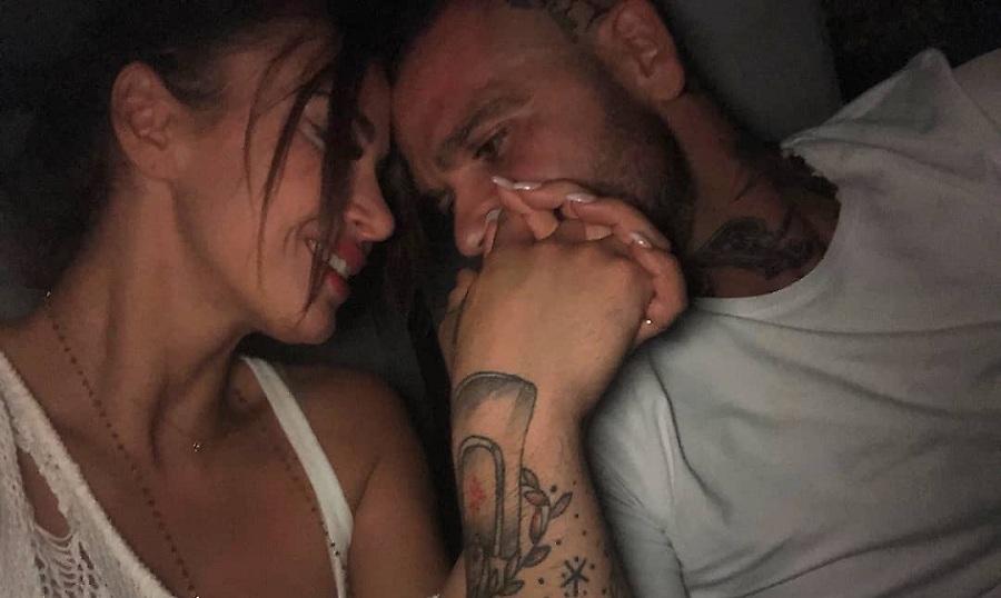 Ποιος γνωστός Έλληνας «ανέβασε» στο instagram γυμνόστηθη φωτογραφία της συντρόφου του