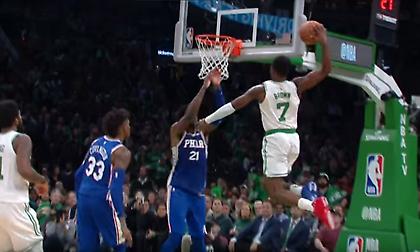 Το κάρφωμα με... ταμπλό του Μπράουν στο Top 5 (video)